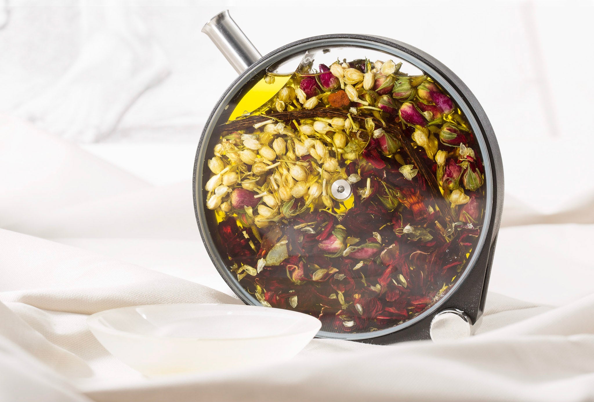 Hibiscus Rose Massage Oil – Crucial Detail
